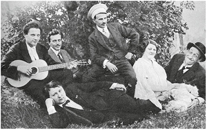 Гашек (внизу) і театральна трупа