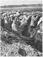 На фронті (в центрі, без кашкета)